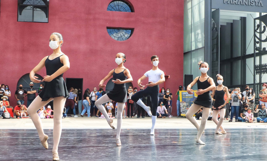 Escola de Dança Teatro Guaíra emociona o público no Parque São Lourenço. Foto: José Fernando Ogura/AEN
