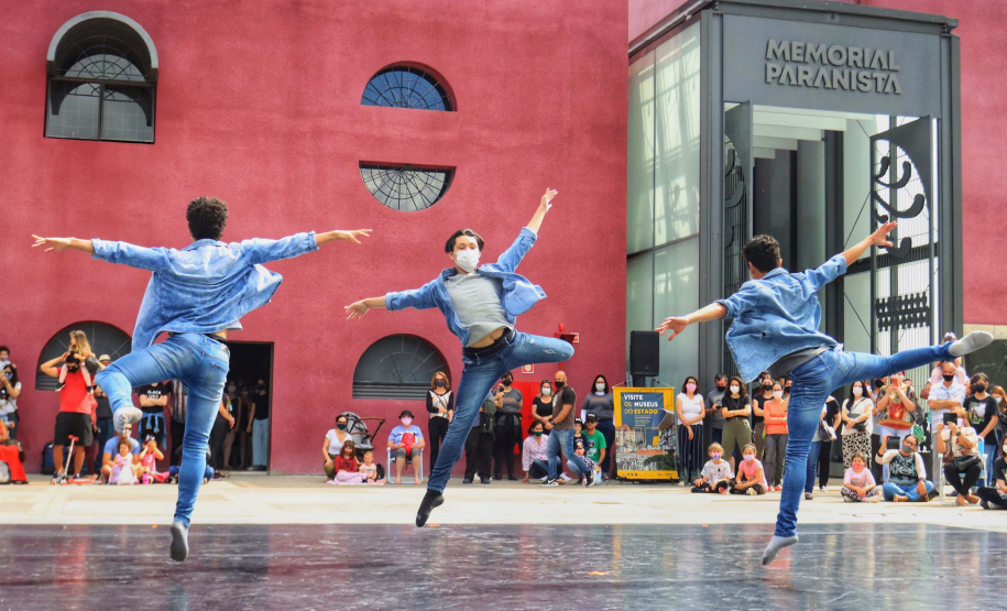 Escola de Dança Teatro Guaíra emociona o público no Parque São Lourenço. Foto: José Fernando Ogura/AEN