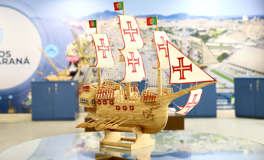 Atividade portuária é transformada em arte em exposição na Portos do Paraná