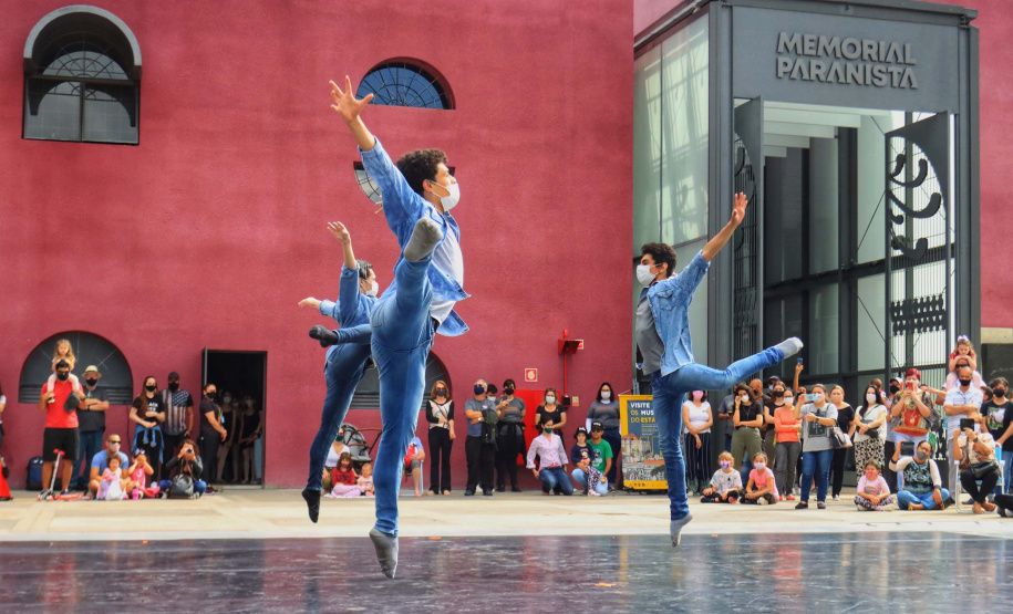 Escola de Dança Teatro Guaíra emociona o público no Parque São Lourenço. Foto: José Fernando Ogura/AEN