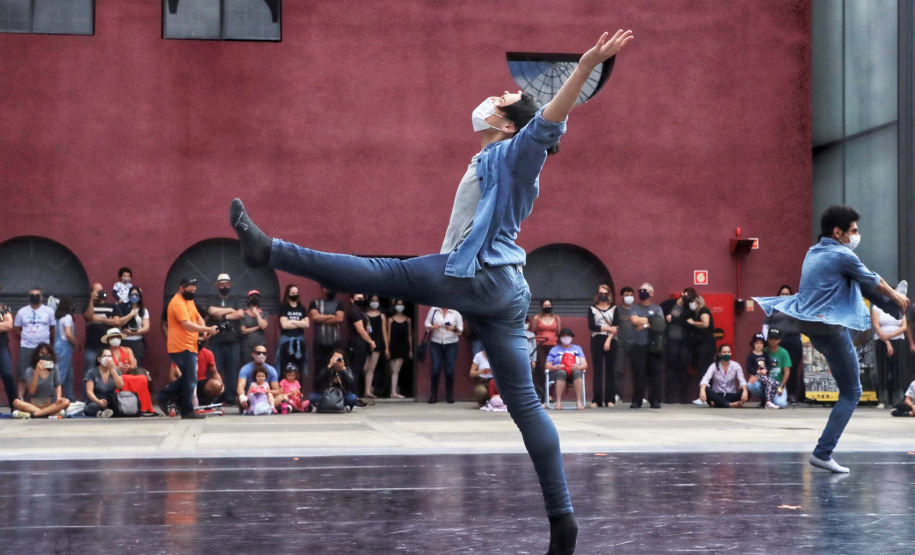 Escola de Dança Teatro Guaíra emociona o público no Parque São Lourenço. Foto: José Fernando Ogura/AEN