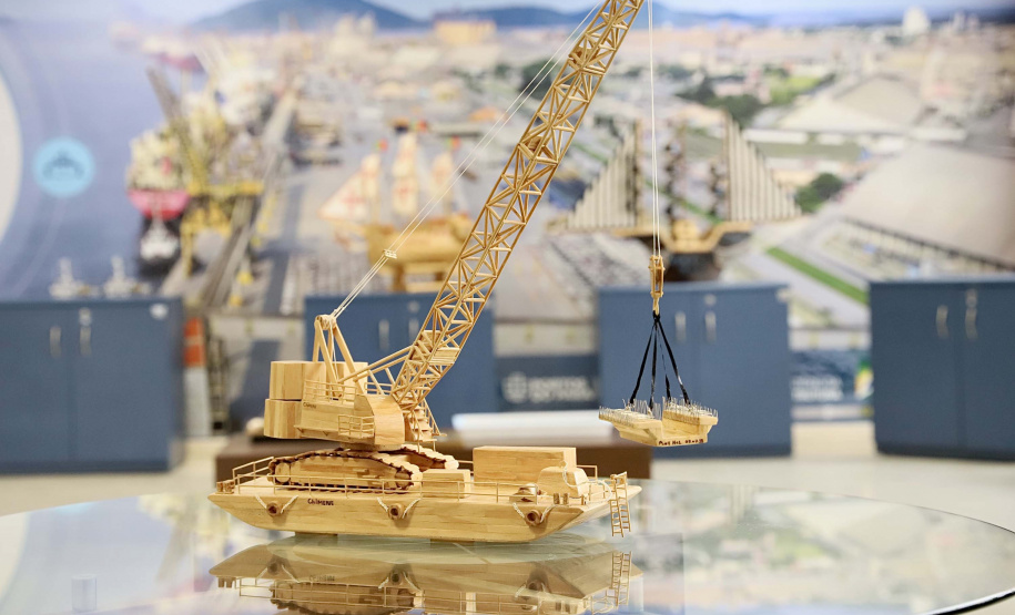 Atividade portuária é transformada em arte em exposição na Portos do Paraná