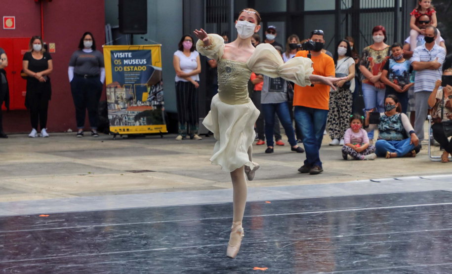 Escola de Dança Teatro Guaíra emociona o público no Parque São Lourenço. Foto: José Fernando Ogura/AEN