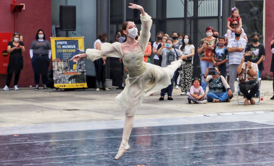 Escola de Dança Teatro Guaíra emociona o público no Parque São Lourenço. Foto: José Fernando Ogura/AEN