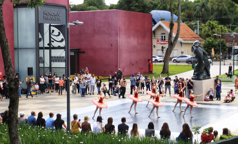 Escola de Dança Teatro Guaíra emociona o público no Parque São Lourenço. Foto: José Fernando Ogura/AEN