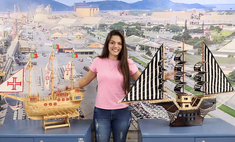 Atividade portuária é transformada em arte em exposição na Portos do Paraná