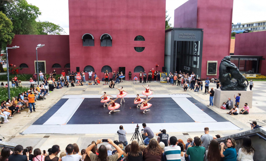 Escola de Dança Teatro Guaíra emociona o público no Parque São Lourenço. Foto: José Fernando Ogura/AEN