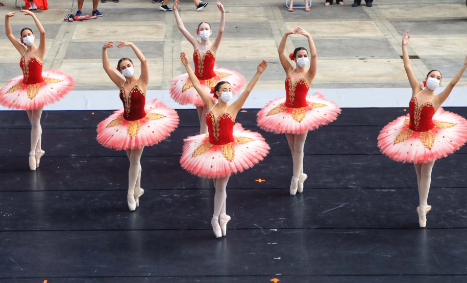 Escola de Dança Teatro Guaíra emociona o público no Parque São Lourenço. Foto: José Fernando Ogura/AEN
