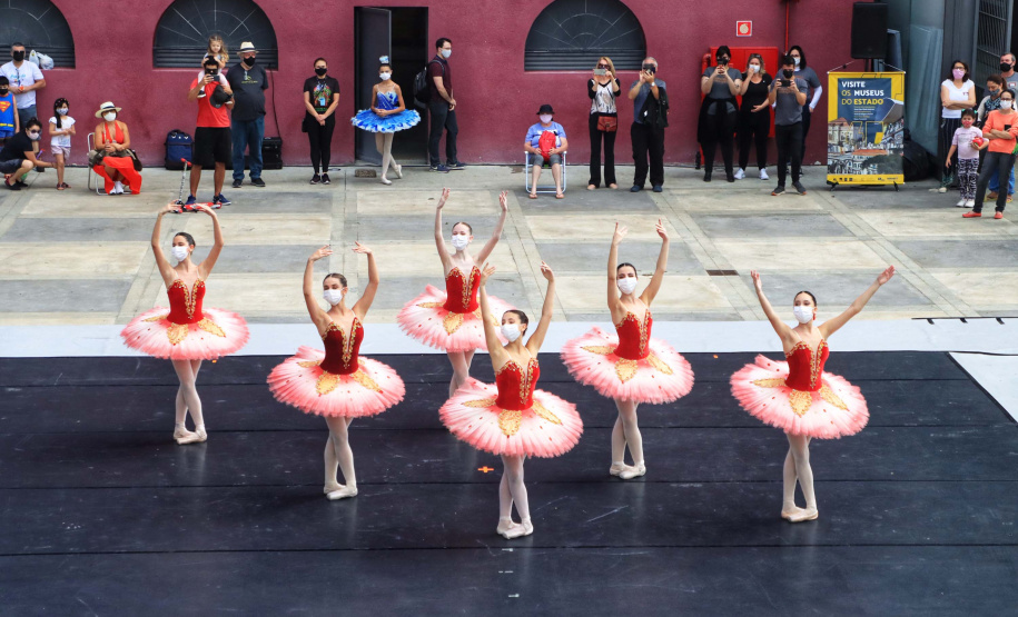 Escola de Dança Teatro Guaíra emociona o público no Parque São Lourenço. Foto: José Fernando Ogura/AEN