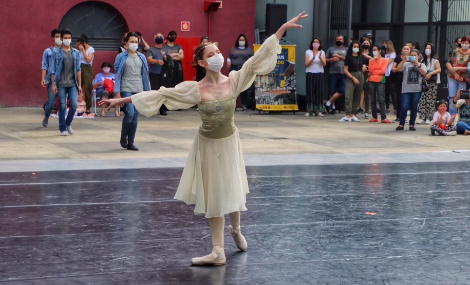 Escola de Dança Teatro Guaíra emociona o público no Parque São Lourenço. Foto: José Fernando Ogura/AEN