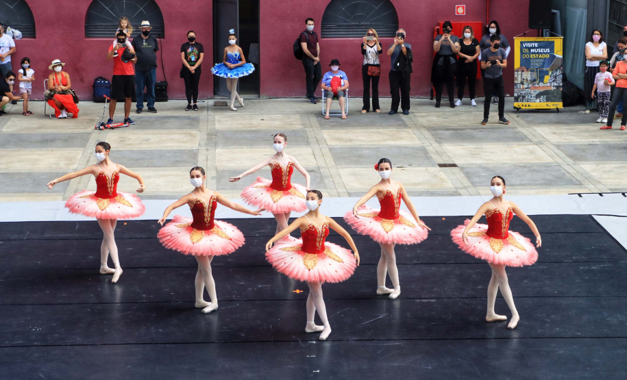 Escola de Dança Teatro Guaíra emociona o público no Parque São Lourenço. Foto: José Fernando Ogura/AEN