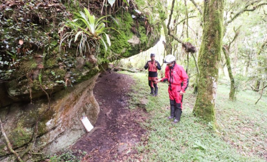 Projeto da UEPG realiza inventário de sítios arqueológicos com pinturas rupestres nos Campos Gerais