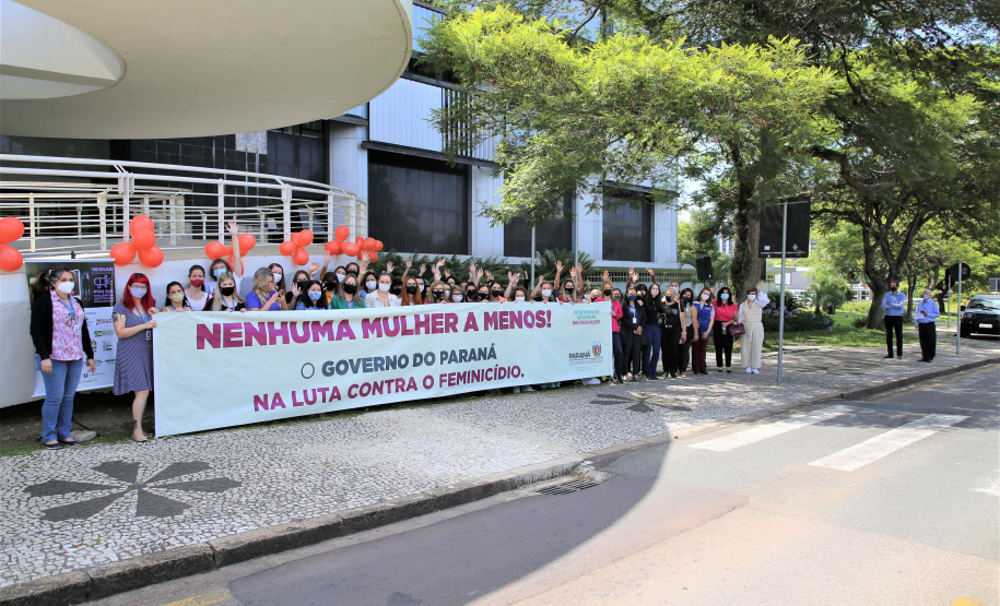 Diversas entidades da sociedade civil e várias secretarias do governo, estiveram reunidas hoje pela manhã em frente ao Palácio das Araucárias uma manifestação para celebrar o Dia Internacional de Não Violência Contra a Mulher. Foto: SEJUF