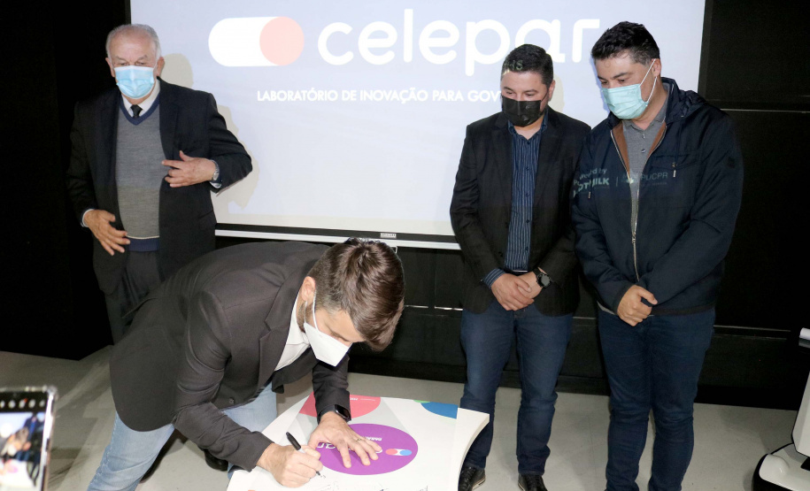 Buscar inovação, gerar conhecimentos e tecnologia e soluções alinhadas às demandas sociais e econômicas do Paraná. Esses os objetivos do programa de inovação implantado em parceria pelo Governo do Estado, por meio da Celepar, e a Hotmilk, ecossistema de inovação da Pontifícia Universidade Católica do Paraná (PUCPR). A  Foto: CELEPAR