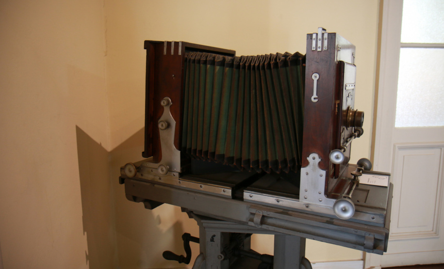 A partir de imagens reproduzidas de coleções de fotografia do museu, além de câmeras fotográficas, chapas de negativo de vidro e outros suportes fotográficos, o Museu da Imagem e do Som do Paraná apresenta a exposição Imagens do MIS: Diálogos com o Tempo. Com material variado ? ícones produzidos entre 1910 e 1980 ?, a mostra é a primeira com audiodescrição do museu, refletindo a preocupação com a inclusão.  - Curitiba, 26/11/2021 - Foto: Acervo MIS