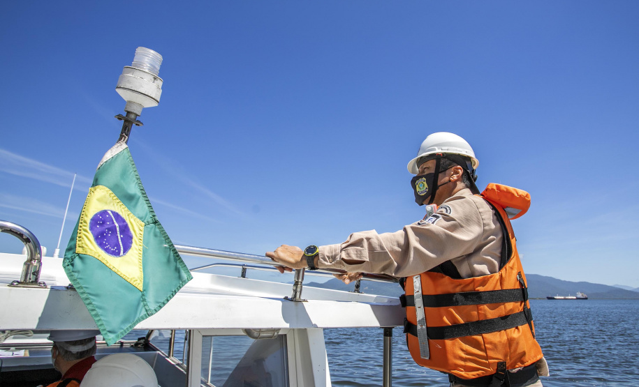 A Unidade de Segurança Portuária (UASP) da Portos do Paraná intensificou a fiscalização marítima de contra-bordo, como é tecnicamente designada. A ação agora acontece 24 horas, costeando todo o cais, da ponta leste do Terminal de Contêineres de Paranaguá (TCP), até a ponta oeste, onde estão localizados o píer de inflamáveis.  - Paranaguá, 23/11/2021 - Foto: Claudio Neves/Portos do Paraná