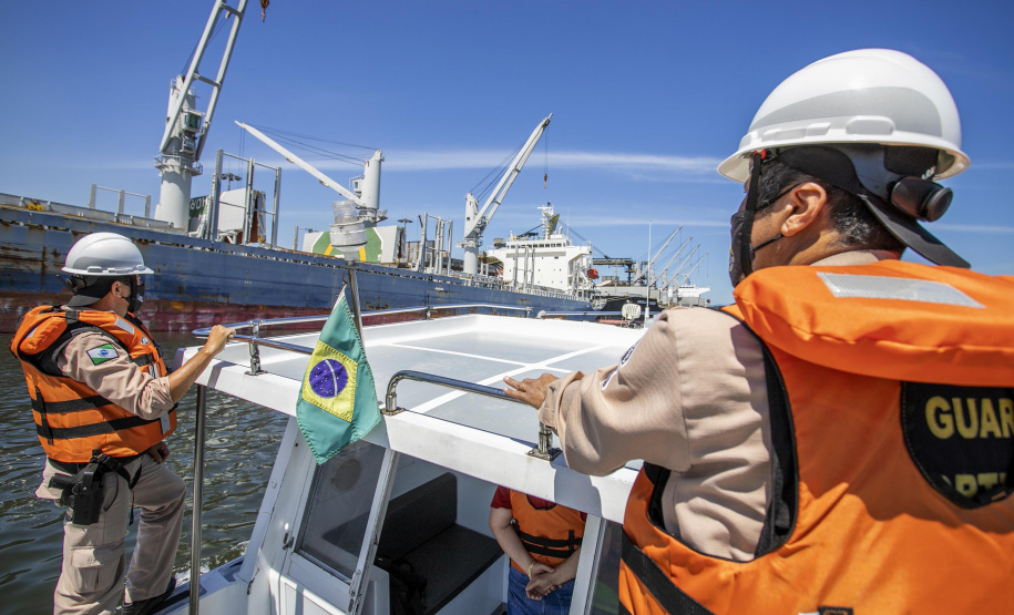 A Unidade de Segurança Portuária (UASP) da Portos do Paraná intensificou a fiscalização marítima de contra-bordo, como é tecnicamente designada. A ação agora acontece 24 horas, costeando todo o cais, da ponta leste do Terminal de Contêineres de Paranaguá (TCP), até a ponta oeste, onde estão localizados o píer de inflamáveis.  - Paranaguá, 23/11/2021 - Foto: Claudio Neves/Portos do Paraná