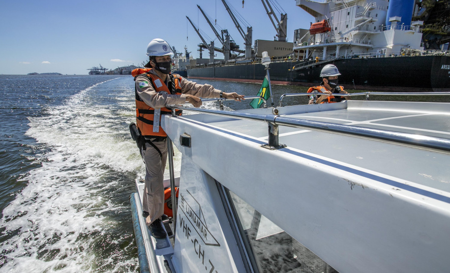 A Unidade de Segurança Portuária (UASP) da Portos do Paraná intensificou a fiscalização marítima de contra-bordo, como é tecnicamente designada. A ação agora acontece 24 horas, costeando todo o cais, da ponta leste do Terminal de Contêineres de Paranaguá (TCP), até a ponta oeste, onde estão localizados o píer de inflamáveis.  - Paranaguá, 23/11/2021 - Foto: Claudio Neves/Portos do Paraná