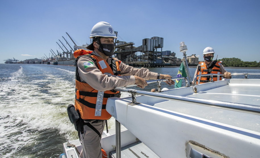 A Unidade de Segurança Portuária (UASP) da Portos do Paraná intensificou a fiscalização marítima de contra-bordo, como é tecnicamente designada. A ação agora acontece 24 horas, costeando todo o cais, da ponta leste do Terminal de Contêineres de Paranaguá (TCP), até a ponta oeste, onde estão localizados o píer de inflamáveis.  - Paranaguá, 23/11/2021 - Foto: Claudio Neves/Portos do Paraná