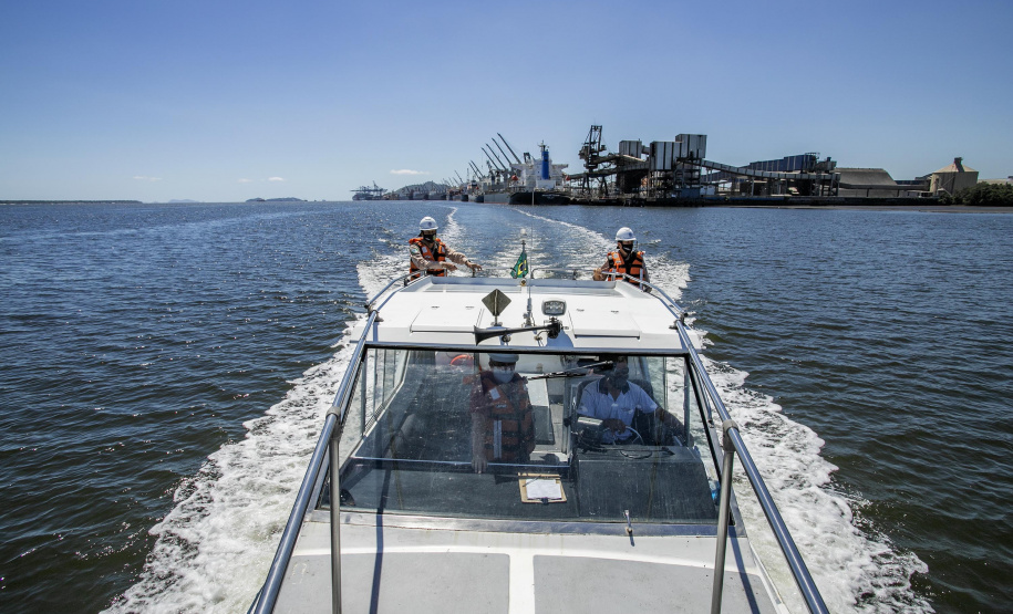 A Unidade de Segurança Portuária (UASP) da Portos do Paraná intensificou a fiscalização marítima de contra-bordo, como é tecnicamente designada. A ação agora acontece 24 horas, costeando todo o cais, da ponta leste do Terminal de Contêineres de Paranaguá (TCP), até a ponta oeste, onde estão localizados o píer de inflamáveis.  - Paranaguá, 23/11/2021 - Foto: Claudio Neves/Portos do Paraná