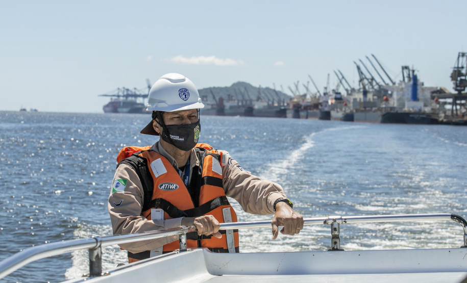 A Unidade de Segurança Portuária (UASP) da Portos do Paraná intensificou a fiscalização marítima de contra-bordo, como é tecnicamente designada. A ação agora acontece 24 horas, costeando todo o cais, da ponta leste do Terminal de Contêineres de Paranaguá (TCP), até a ponta oeste, onde estão localizados o píer de inflamáveis.  - Paranaguá, 23/11/2021 - Foto: Claudio Neves/Portos do Paraná