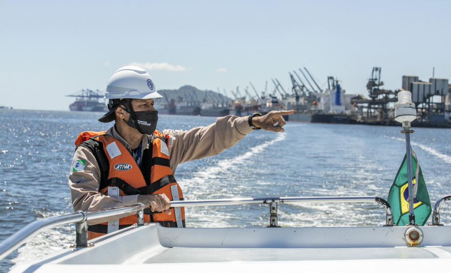 A Unidade de Segurança Portuária (UASP) da Portos do Paraná intensificou a fiscalização marítima de contra-bordo, como é tecnicamente designada. A ação agora acontece 24 horas, costeando todo o cais, da ponta leste do Terminal de Contêineres de Paranaguá (TCP), até a ponta oeste, onde estão localizados o píer de inflamáveis.  - Paranaguá, 23/11/2021 - Foto: Claudio Neves/Portos do Paraná