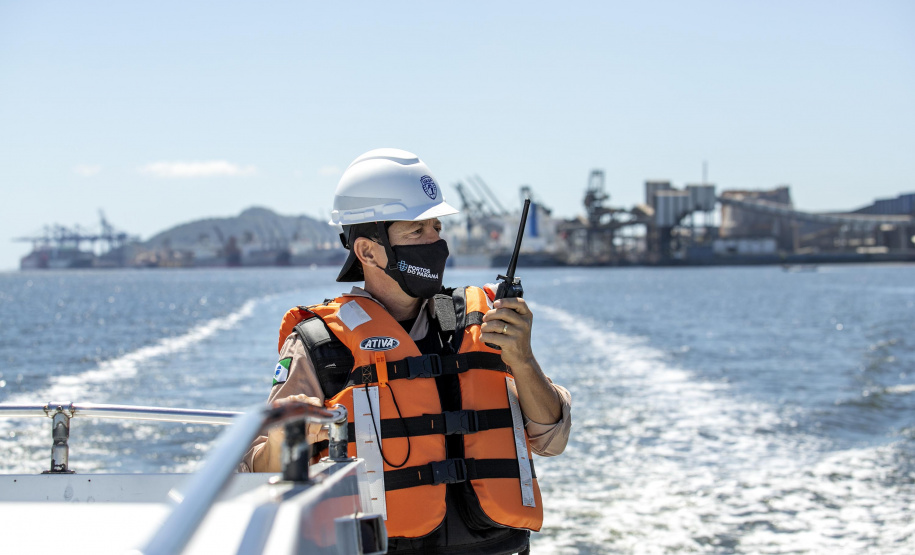 A Unidade de Segurança Portuária (UASP) da Portos do Paraná intensificou a fiscalização marítima de contra-bordo, como é tecnicamente designada. A ação agora acontece 24 horas, costeando todo o cais, da ponta leste do Terminal de Contêineres de Paranaguá (TCP), até a ponta oeste, onde estão localizados o píer de inflamáveis.  - Paranaguá, 23/11/2021 - Foto: Claudio Neves/Portos do Paraná