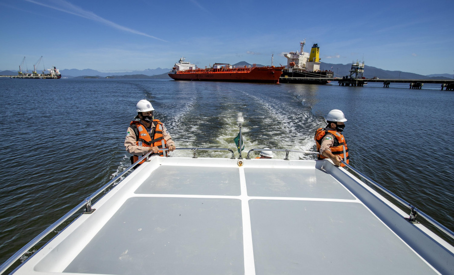 A Unidade de Segurança Portuária (UASP) da Portos do Paraná intensificou a fiscalização marítima de contra-bordo, como é tecnicamente designada. A ação agora acontece 24 horas, costeando todo o cais, da ponta leste do Terminal de Contêineres de Paranaguá (TCP), até a ponta oeste, onde estão localizados o píer de inflamáveis.  - Paranaguá, 23/11/2021 - Foto: Claudio Neves/Portos do Paraná