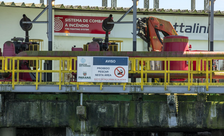 A Unidade de Segurança Portuária (UASP) da Portos do Paraná intensificou a fiscalização marítima de contra-bordo, como é tecnicamente designada. A ação agora acontece 24 horas, costeando todo o cais, da ponta leste do Terminal de Contêineres de Paranaguá (TCP), até a ponta oeste, onde estão localizados o píer de inflamáveis.  - Paranaguá, 23/11/2021 - Foto: Claudio Neves/Portos do Paraná