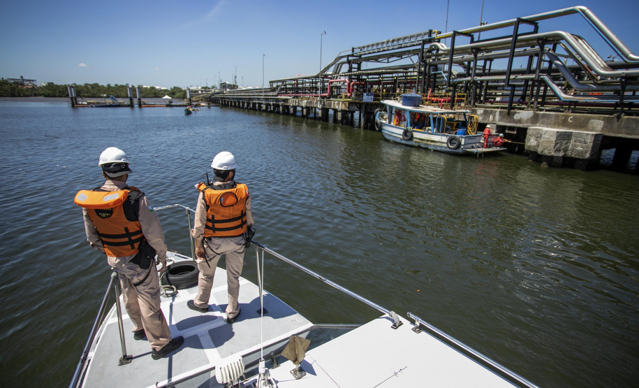 A Unidade de Segurança Portuária (UASP) da Portos do Paraná intensificou a fiscalização marítima de contra-bordo, como é tecnicamente designada. A ação agora acontece 24 horas, costeando todo o cais, da ponta leste do Terminal de Contêineres de Paranaguá (TCP), até a ponta oeste, onde estão localizados o píer de inflamáveis.  - Paranaguá, 23/11/2021 - Foto: Claudio Neves/Portos do Paraná