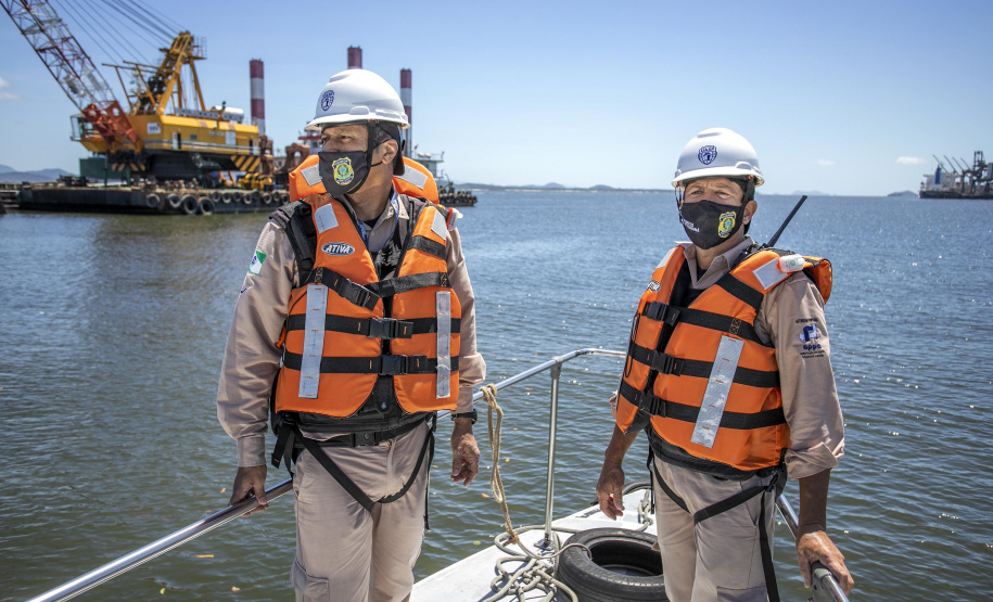 A Unidade de Segurança Portuária (UASP) da Portos do Paraná intensificou a fiscalização marítima de contra-bordo, como é tecnicamente designada. A ação agora acontece 24 horas, costeando todo o cais, da ponta leste do Terminal de Contêineres de Paranaguá (TCP), até a ponta oeste, onde estão localizados o píer de inflamáveis.  - Paranaguá, 23/11/2021 - Foto: Claudio Neves/Portos do Paraná