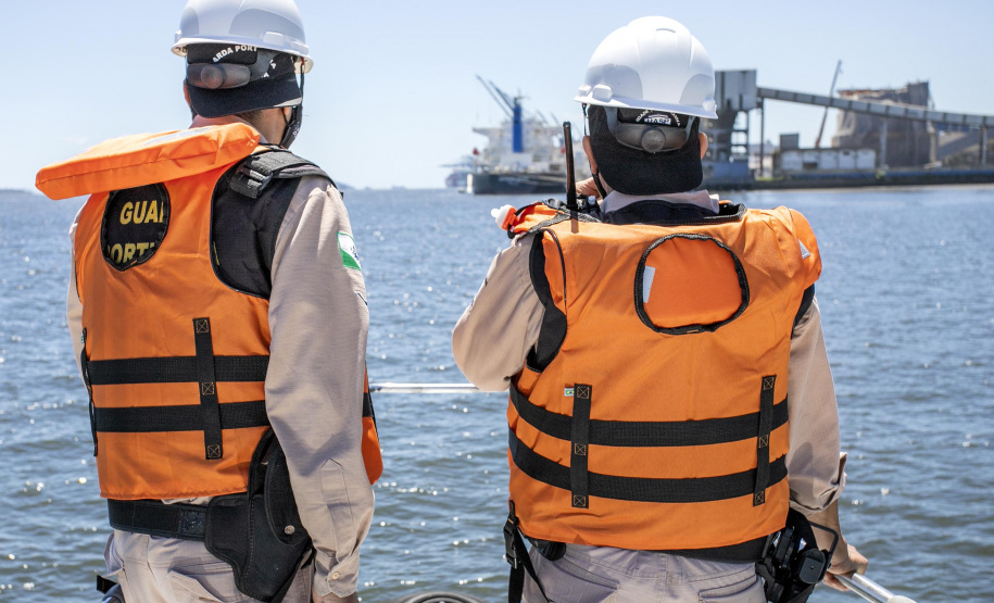 A Unidade de Segurança Portuária (UASP) da Portos do Paraná intensificou a fiscalização marítima de contra-bordo, como é tecnicamente designada. A ação agora acontece 24 horas, costeando todo o cais, da ponta leste do Terminal de Contêineres de Paranaguá (TCP), até a ponta oeste, onde estão localizados o píer de inflamáveis.  - Paranaguá, 23/11/2021 - Foto: Claudio Neves/Portos do Paraná