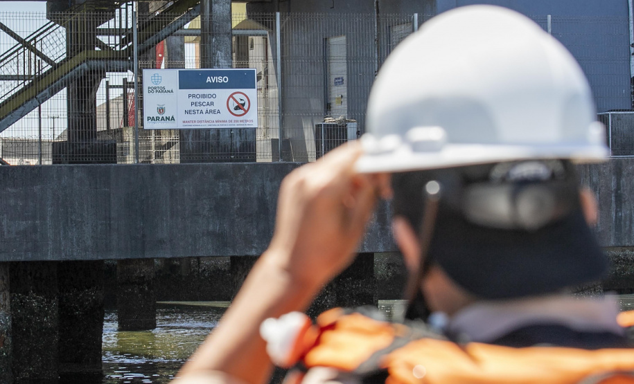 A Unidade de Segurança Portuária (UASP) da Portos do Paraná intensificou a fiscalização marítima de contra-bordo, como é tecnicamente designada. A ação agora acontece 24 horas, costeando todo o cais, da ponta leste do Terminal de Contêineres de Paranaguá (TCP), até a ponta oeste, onde estão localizados o píer de inflamáveis.  - Paranaguá, 23/11/2021 - Foto: Claudio Neves/Portos do Paraná