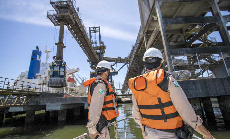 A Unidade de Segurança Portuária (UASP) da Portos do Paraná intensificou a fiscalização marítima de contra-bordo, como é tecnicamente designada. A ação agora acontece 24 horas, costeando todo o cais, da ponta leste do Terminal de Contêineres de Paranaguá (TCP), até a ponta oeste, onde estão localizados o píer de inflamáveis.  - Paranaguá, 23/11/2021 - Foto: Claudio Neves/Portos do Paraná
