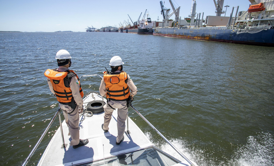 A Unidade de Segurança Portuária (UASP) da Portos do Paraná intensificou a fiscalização marítima de contra-bordo, como é tecnicamente designada. A ação agora acontece 24 horas, costeando todo o cais, da ponta leste do Terminal de Contêineres de Paranaguá (TCP), até a ponta oeste, onde estão localizados o píer de inflamáveis.  - Paranaguá, 23/11/2021 - Foto: Claudio Neves/Portos do Paraná