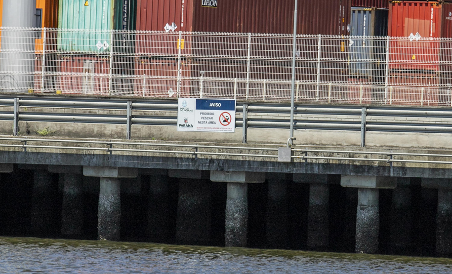 A Unidade de Segurança Portuária (UASP) da Portos do Paraná intensificou a fiscalização marítima de contra-bordo, como é tecnicamente designada. A ação agora acontece 24 horas, costeando todo o cais, da ponta leste do Terminal de Contêineres de Paranaguá (TCP), até a ponta oeste, onde estão localizados o píer de inflamáveis.  - Paranaguá, 23/11/2021 - Foto: Claudio Neves/Portos do Paraná