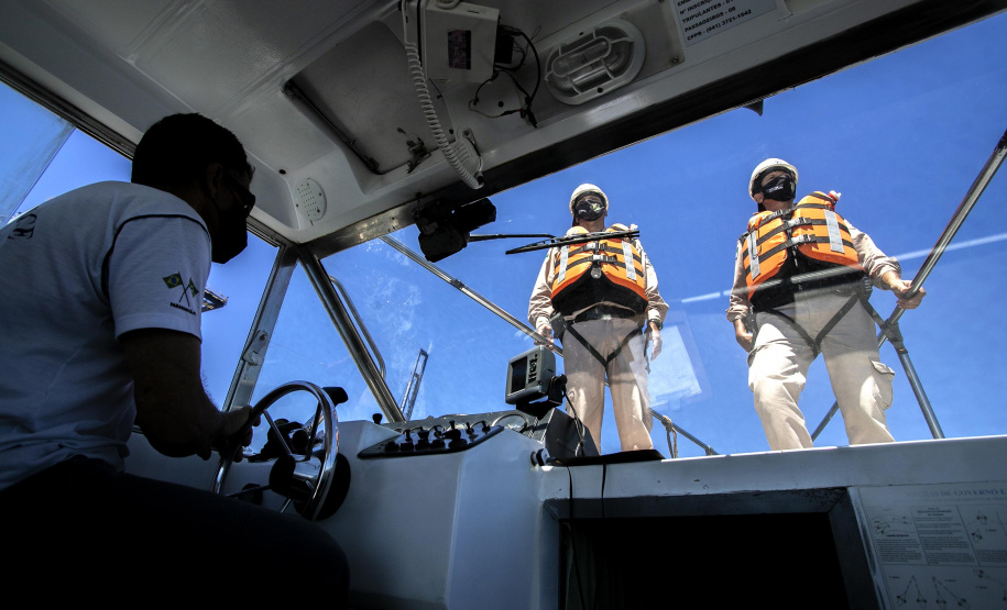 A Unidade de Segurança Portuária (UASP) da Portos do Paraná intensificou a fiscalização marítima de contra-bordo, como é tecnicamente designada. A ação agora acontece 24 horas, costeando todo o cais, da ponta leste do Terminal de Contêineres de Paranaguá (TCP), até a ponta oeste, onde estão localizados o píer de inflamáveis.  - Paranaguá, 23/11/2021 - Foto: Claudio Neves/Portos do Paraná