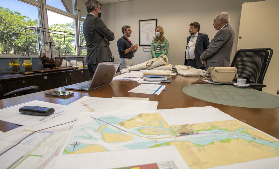 Nesta segunda-feira (22), o ministro Guilherme Caputo Bastos, do Tribunal Superior do Trabalho (TST), visitou a sede da Portos do Paraná, onde participou do II Seminário sobre Trabalho Portuário. Organizado pelo Órgão Gestor de Mão-de-Obra do Trabalhador Portuário Avulso (OGMO) de Paranaguá, o evento teve apoio da administração dos portos de Paranaguá e Antonina. - Paranaguá, 22/11/2021 - Foto: Claudio Neves/Portos do Paraná