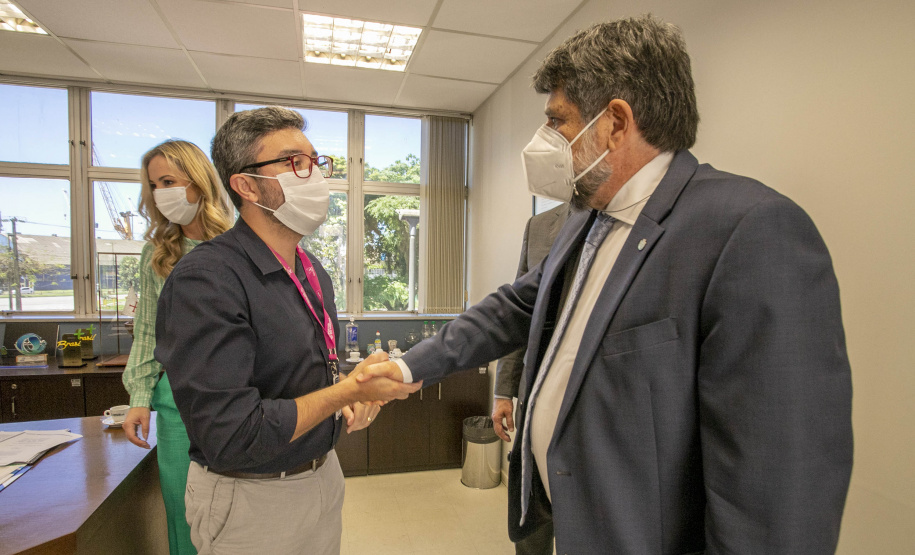 Nesta segunda-feira (22), o ministro Guilherme Caputo Bastos, do Tribunal Superior do Trabalho (TST), visitou a sede da Portos do Paraná, onde participou do II Seminário sobre Trabalho Portuário. Organizado pelo Órgão Gestor de Mão-de-Obra do Trabalhador Portuário Avulso (OGMO) de Paranaguá, o evento teve apoio da administração dos portos de Paranaguá e Antonina. - Paranaguá, 22/11/2021 - Foto: Claudio Neves/Portos do Paraná