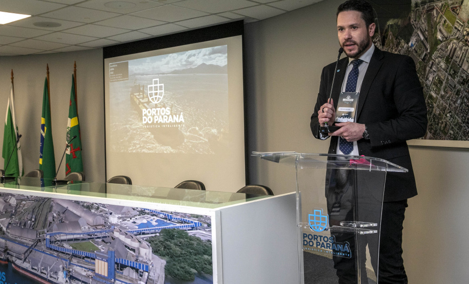 Nesta segunda-feira (22), o ministro Guilherme Caputo Bastos, do Tribunal Superior do Trabalho (TST), visitou a sede da Portos do Paraná, onde participou do II Seminário sobre Trabalho Portuário. Organizado pelo Órgão Gestor de Mão-de-Obra do Trabalhador Portuário Avulso (OGMO) de Paranaguá, o evento teve apoio da administração dos portos de Paranaguá e Antonina. - Paranaguá, 22/11/2021 - Foto: Claudio Neves/Portos do Paraná