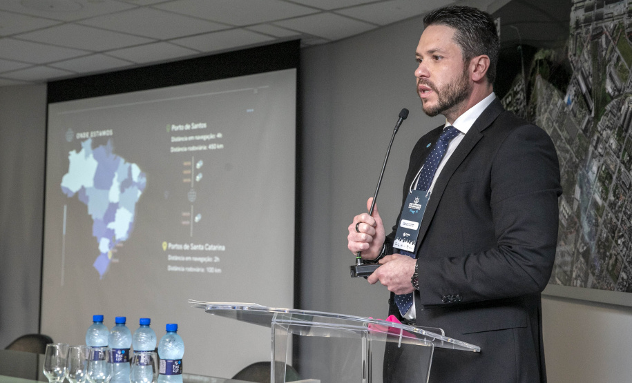 Nesta segunda-feira (22), o ministro Guilherme Caputo Bastos, do Tribunal Superior do Trabalho (TST), visitou a sede da Portos do Paraná, onde participou do II Seminário sobre Trabalho Portuário. Organizado pelo Órgão Gestor de Mão-de-Obra do Trabalhador Portuário Avulso (OGMO) de Paranaguá, o evento teve apoio da administração dos portos de Paranaguá e Antonina. - Paranaguá, 22/11/2021 - Foto: Claudio Neves/Portos do Paraná