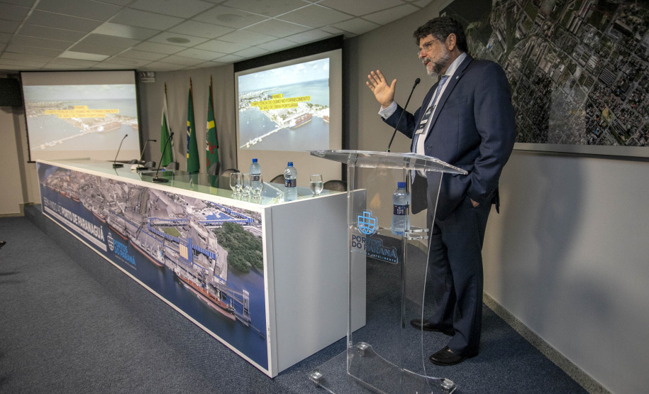 Nesta segunda-feira (22), o ministro Guilherme Caputo Bastos, do Tribunal Superior do Trabalho (TST), visitou a sede da Portos do Paraná, onde participou do II Seminário sobre Trabalho Portuário. Organizado pelo Órgão Gestor de Mão-de-Obra do Trabalhador Portuário Avulso (OGMO) de Paranaguá, o evento teve apoio da administração dos portos de Paranaguá e Antonina. - Paranaguá, 22/11/2021 - Foto: Claudio Neves/Portos do Paraná