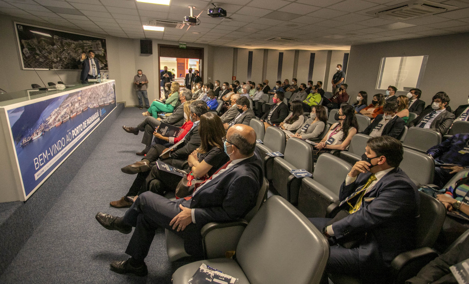 Nesta segunda-feira (22), o ministro Guilherme Caputo Bastos, do Tribunal Superior do Trabalho (TST), visitou a sede da Portos do Paraná, onde participou do II Seminário sobre Trabalho Portuário. Organizado pelo Órgão Gestor de Mão-de-Obra do Trabalhador Portuário Avulso (OGMO) de Paranaguá, o evento teve apoio da administração dos portos de Paranaguá e Antonina. - Paranaguá, 22/11/2021 - Foto: Claudio Neves/Portos do Paraná