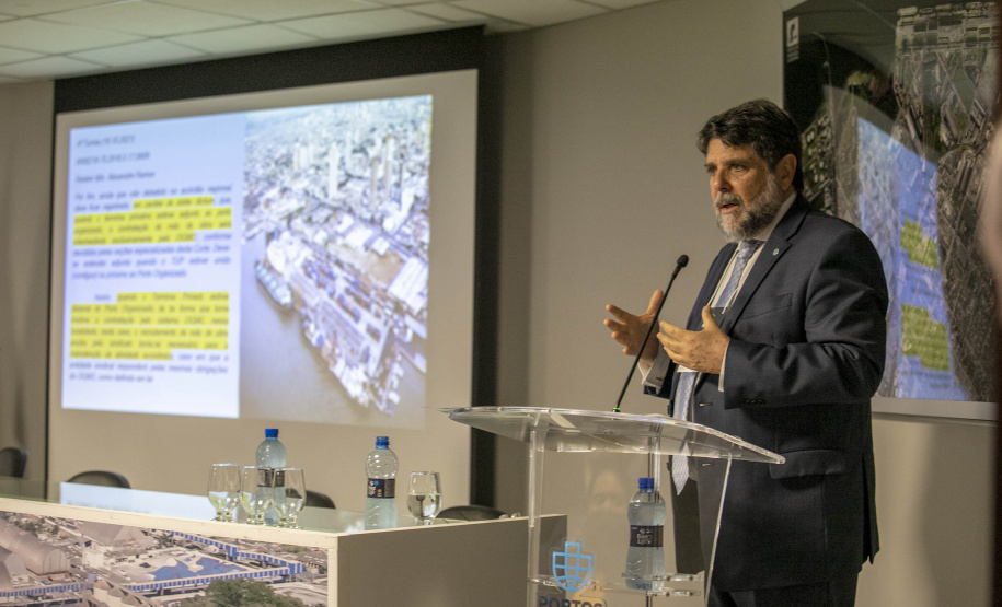 Nesta segunda-feira (22), o ministro Guilherme Caputo Bastos, do Tribunal Superior do Trabalho (TST), visitou a sede da Portos do Paraná, onde participou do II Seminário sobre Trabalho Portuário. Organizado pelo Órgão Gestor de Mão-de-Obra do Trabalhador Portuário Avulso (OGMO) de Paranaguá, o evento teve apoio da administração dos portos de Paranaguá e Antonina. - Paranaguá, 22/11/2021 - Foto: Claudio Neves/Portos do Paraná