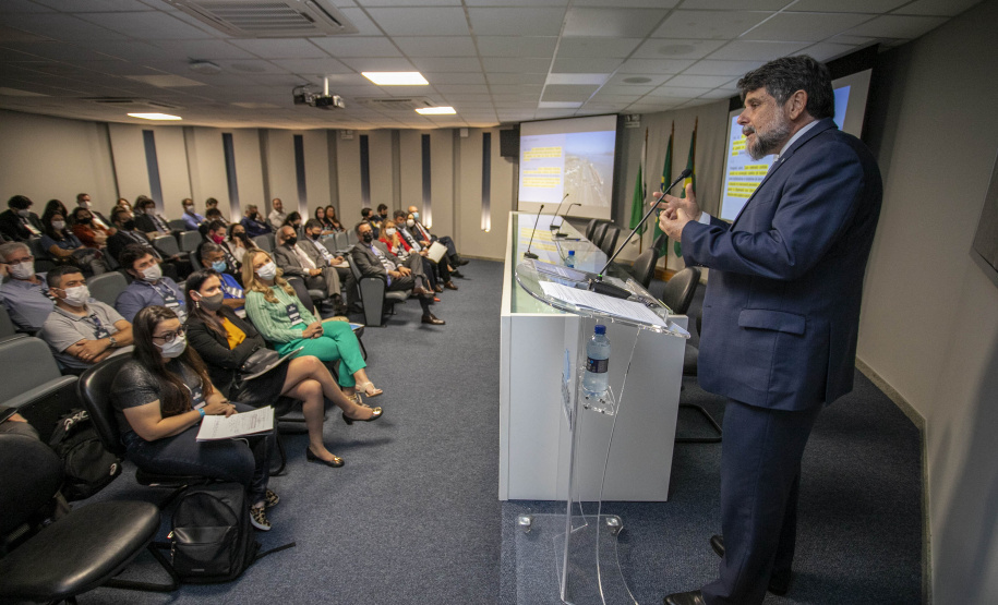 Nesta segunda-feira (22), o ministro Guilherme Caputo Bastos, do Tribunal Superior do Trabalho (TST), visitou a sede da Portos do Paraná, onde participou do II Seminário sobre Trabalho Portuário. Organizado pelo Órgão Gestor de Mão-de-Obra do Trabalhador Portuário Avulso (OGMO) de Paranaguá, o evento teve apoio da administração dos portos de Paranaguá e Antonina. - Paranaguá, 22/11/2021 - Foto: Claudio Neves/Portos do Paraná