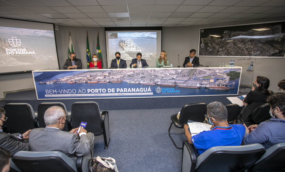 Nesta segunda-feira (22), o ministro Guilherme Caputo Bastos, do Tribunal Superior do Trabalho (TST), visitou a sede da Portos do Paraná, onde participou do II Seminário sobre Trabalho Portuário. Organizado pelo Órgão Gestor de Mão-de-Obra do Trabalhador Portuário Avulso (OGMO) de Paranaguá, o evento teve apoio da administração dos portos de Paranaguá e Antonina. - Paranaguá, 22/11/2021 - Foto: Claudio Neves/Portos do Paraná