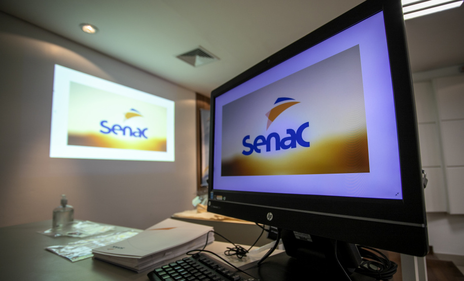 A Portos do Paraná, em parceria com o Serviço Nacional de Aprendizagem Comercial (Senac), entregou nesta sexta-feira (26) os certificados aos 35 jovens da Ilha dos Valadares que participaram dos cursos de Comunicação e Atendimento e Introdução à Maquiagem. - Paranaguá, 26/11/2021 - Foto: Claudio Neves/Portos do Paraná