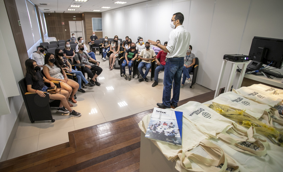 A Portos do Paraná, em parceria com o Serviço Nacional de Aprendizagem Comercial (Senac), entregou nesta sexta-feira (26) os certificados aos 35 jovens da Ilha dos Valadares que participaram dos cursos de Comunicação e Atendimento e Introdução à Maquiagem. - Paranaguá, 26/11/2021 - Foto: Claudio Neves/Portos do Paraná