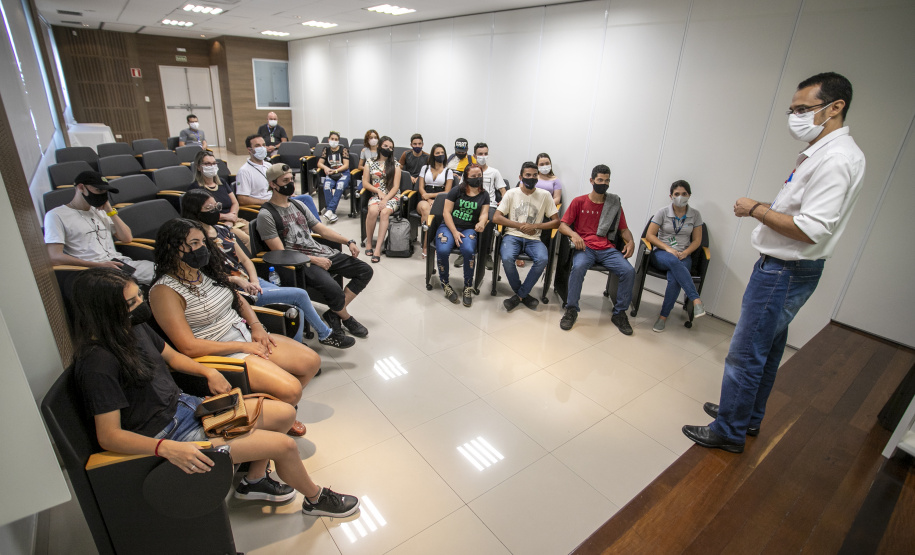 A Portos do Paraná, em parceria com o Serviço Nacional de Aprendizagem Comercial (Senac), entregou nesta sexta-feira (26) os certificados aos 35 jovens da Ilha dos Valadares que participaram dos cursos de Comunicação e Atendimento e Introdução à Maquiagem. - Paranaguá, 26/11/2021 - Foto: Claudio Neves/Portos do Paraná