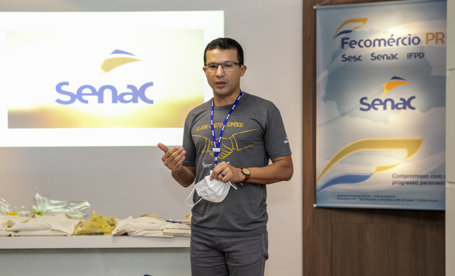 A Portos do Paraná, em parceria com o Serviço Nacional de Aprendizagem Comercial (Senac), entregou nesta sexta-feira (26) os certificados aos 35 jovens da Ilha dos Valadares que participaram dos cursos de Comunicação e Atendimento e Introdução à Maquiagem. - Paranaguá, 26/11/2021 - Foto: Claudio Neves/Portos do Paraná